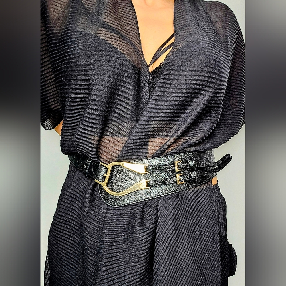 Elegant Black Leather Belt with Gold Buckle - Picture 5 of 10